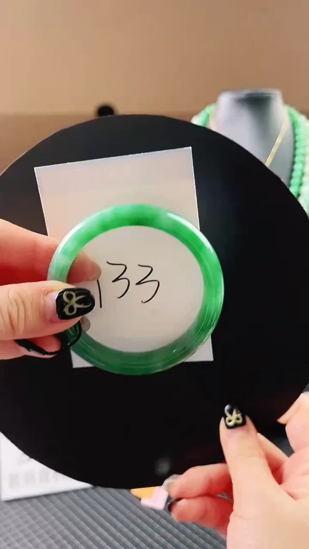 未镶嵌手镯石英质玉（非洲翠）微瑕一经发货运费不退介意勿拍