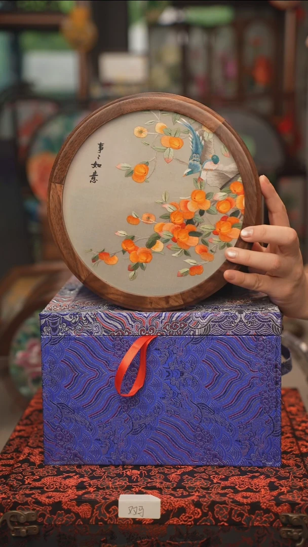扇子苏绣双面绣胡桃木果盒直径22CM，高11CM