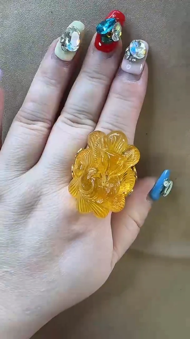 未镶嵌颈饰琥珀戒指