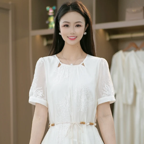 夏季时尚轻奢高端刺绣镂空设计感法式优雅洋气百搭收腰显瘦连衣裙