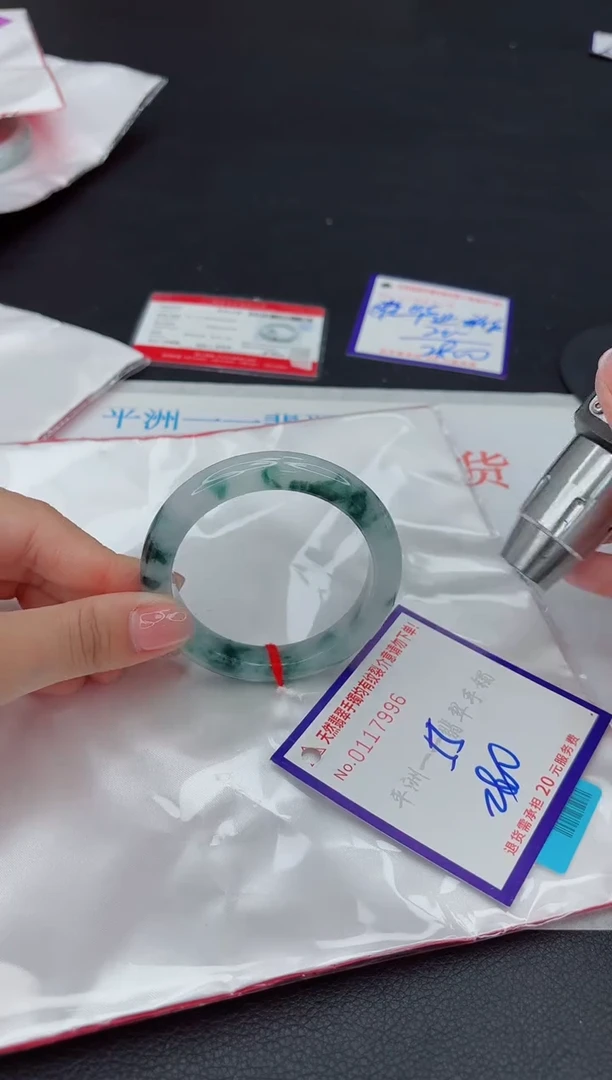 未镶嵌手镯翡翠1