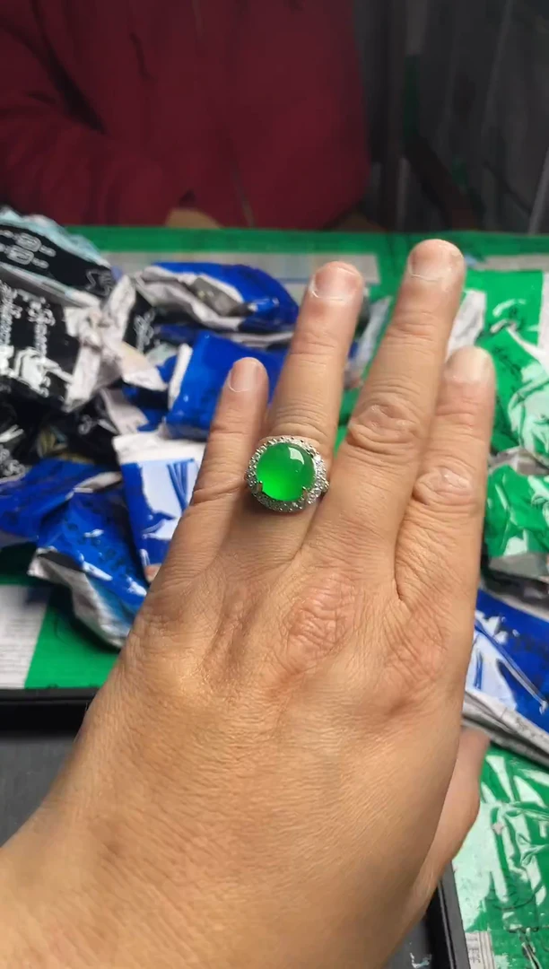 强子收货--所见即所得--多样性发货--W198绿色大蛋面戒指
