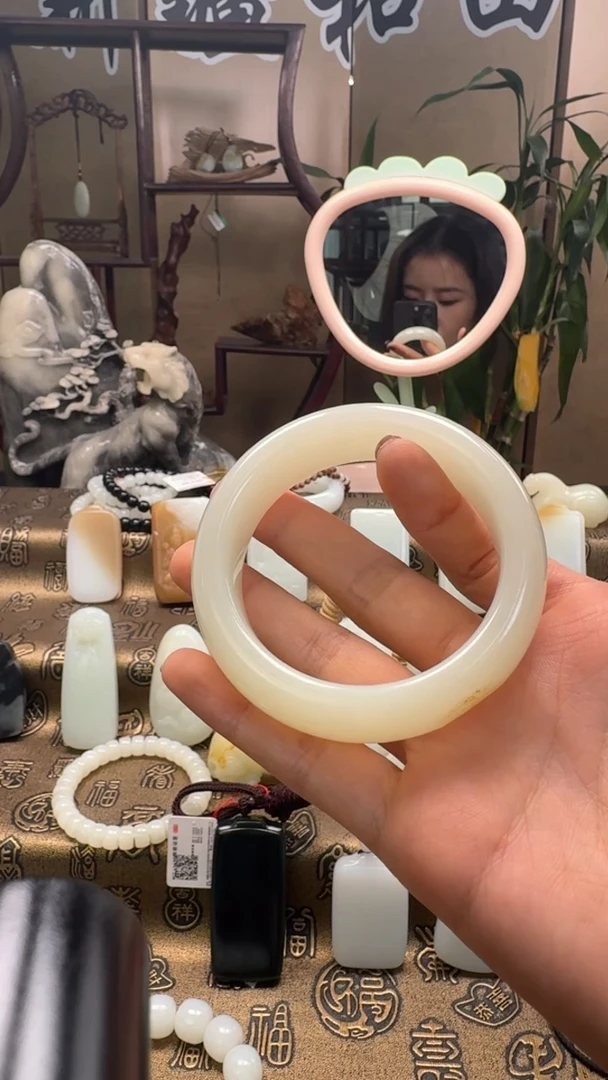 颈饰未镶嵌和田玉白玉手镯