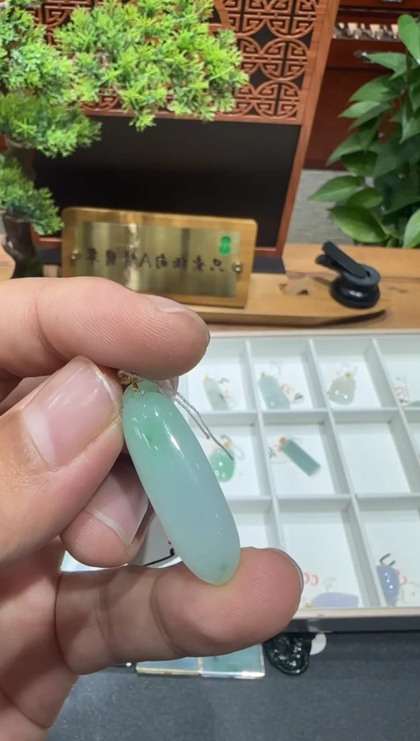 18K金镶嵌挂件翡翠A货翡翠多样性孤品