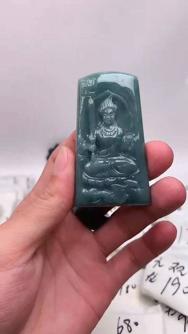 翡翠未镶嵌颈饰不动