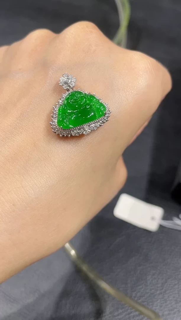 颈饰18K金镶嵌翡翠佛