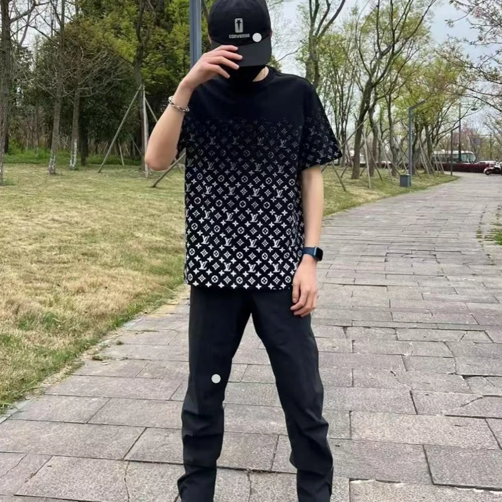 未使用 LouisVuitton/路易威登 满印Logo印花渐变圆领短袖HKY46W