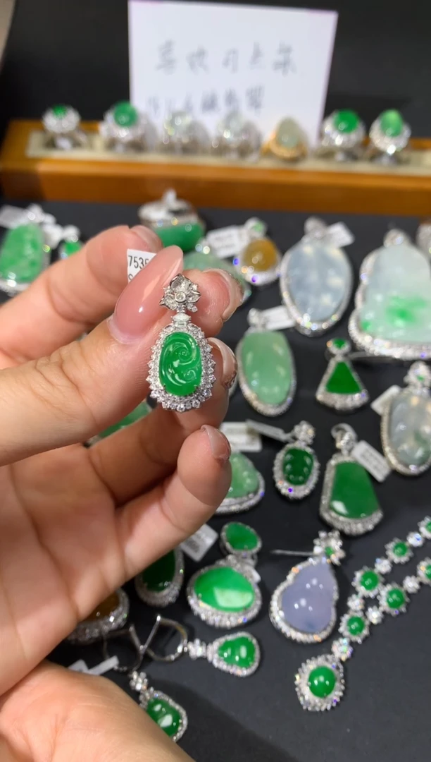 翡翠18K金镶嵌吊坠(不含链)吊坠