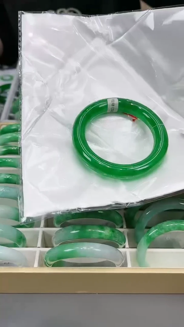 【闪购商品】砖雕s29 正阳绿圆条手镯 圈口53-60