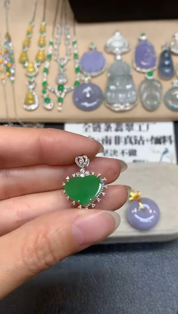 颈饰18K金镶嵌翡翠爱心【无服务费【无服务费