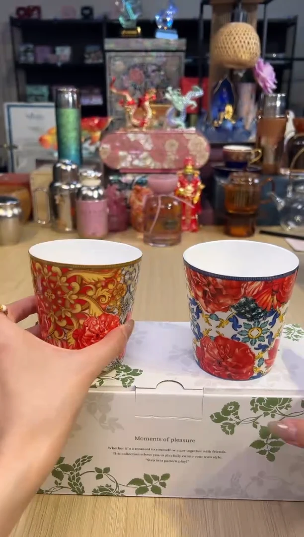 97太阳歌剧院手握对杯-红