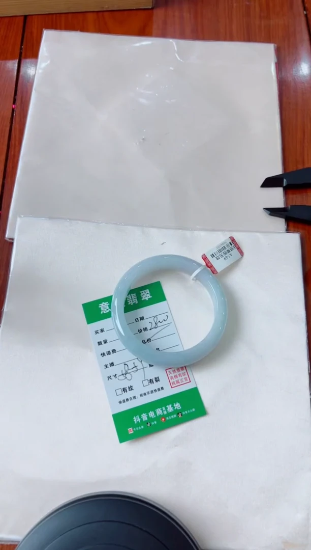 未镶嵌手镯翡翠y*。手镯