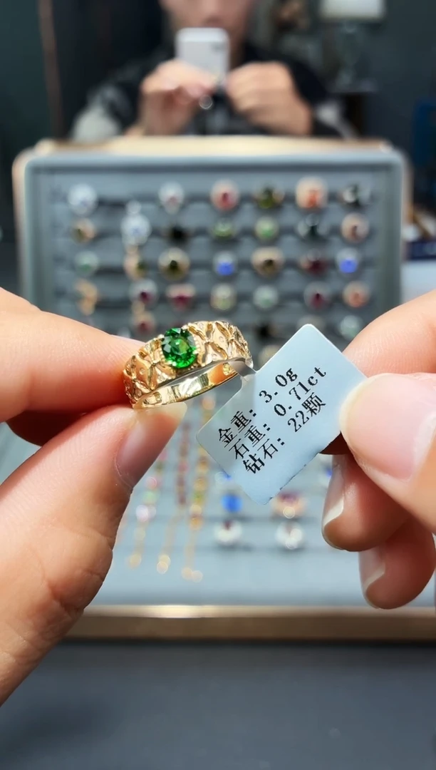 18K金镶嵌戒指石榴石（沙弗莱）0.71.