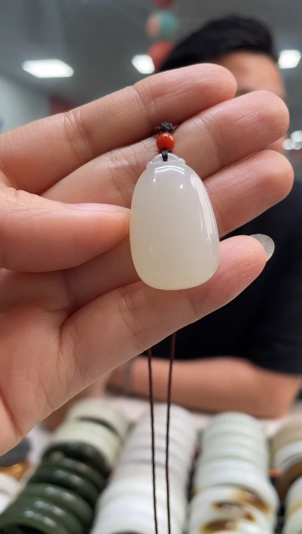 和田玉未镶嵌颈饰老熟油膏无事牌随机发一件