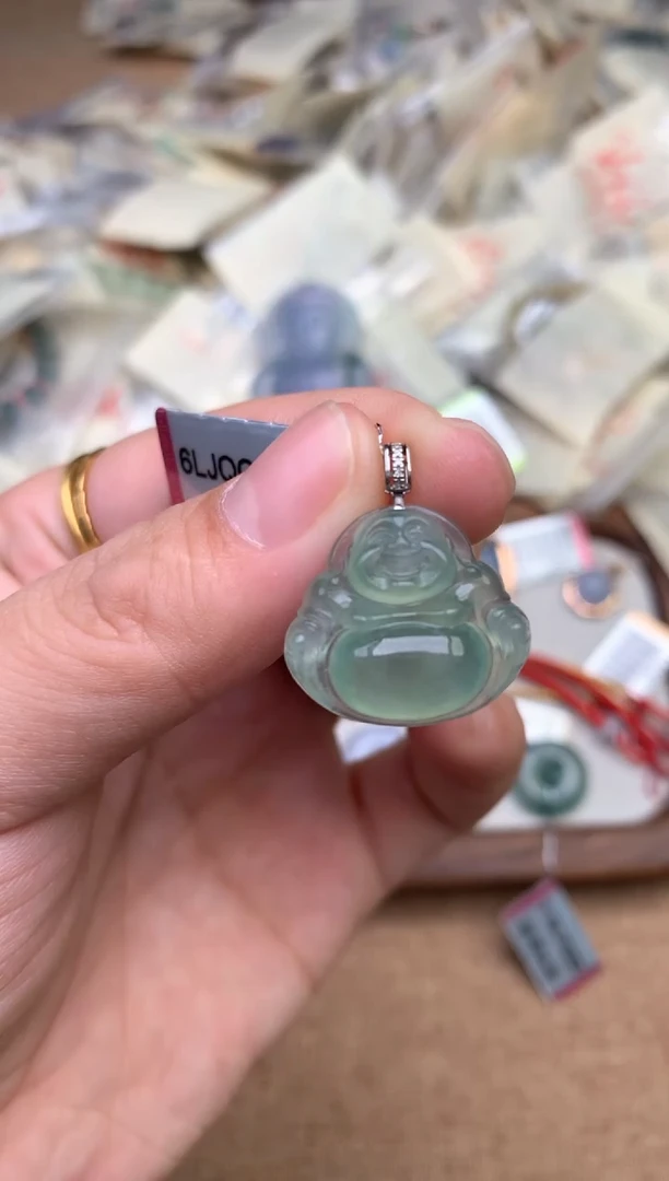 18K金镶嵌挂件翡翠 —