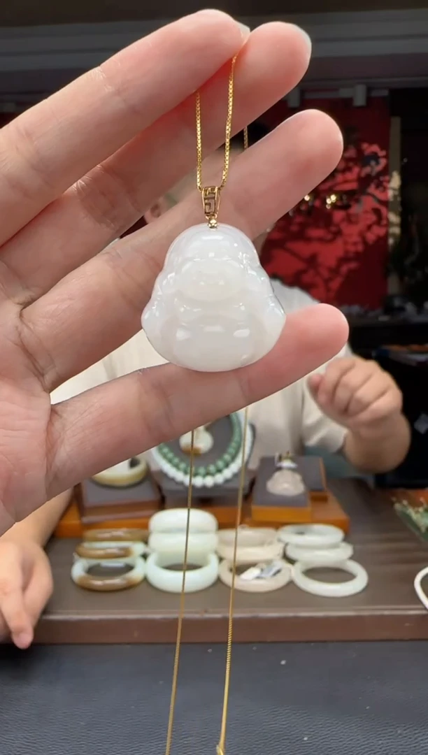 颈饰18K金镶嵌和田玉白玉佛公
