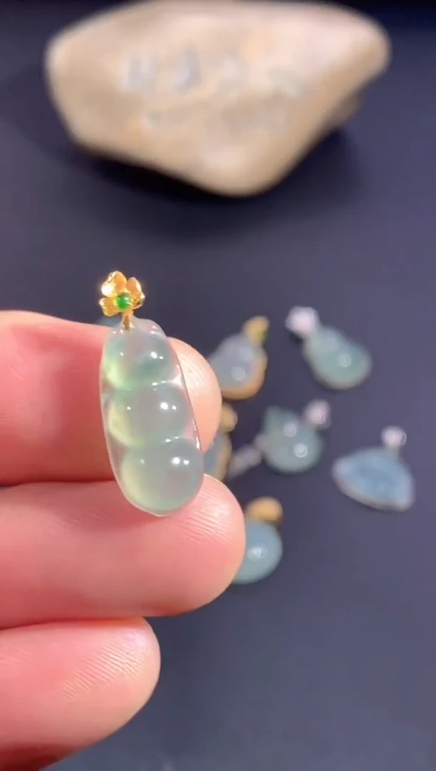 颈饰18K金镶嵌翡翠