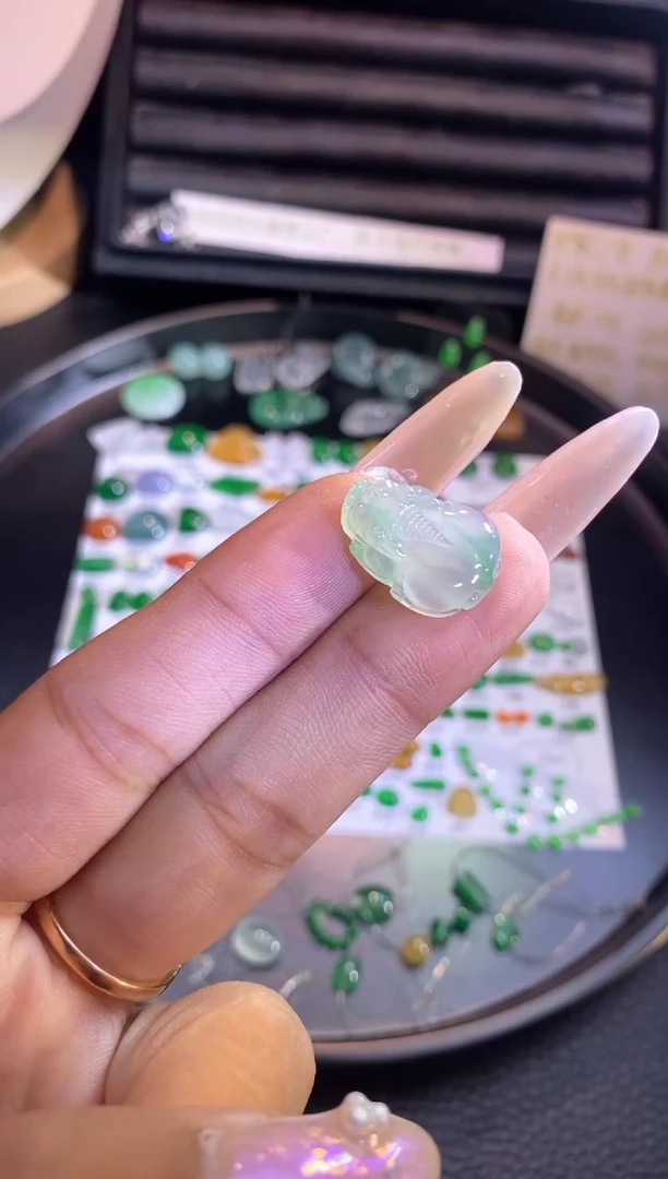 翡翠挂件未镶嵌貔貅
