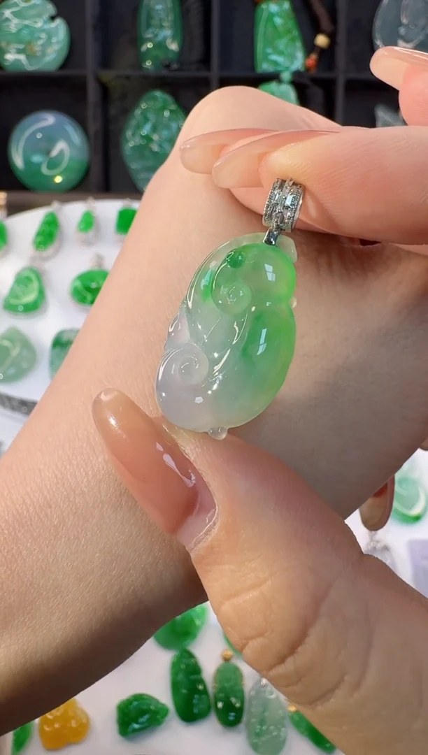 颈饰18K金镶嵌翡翠缅甸A货翡翠