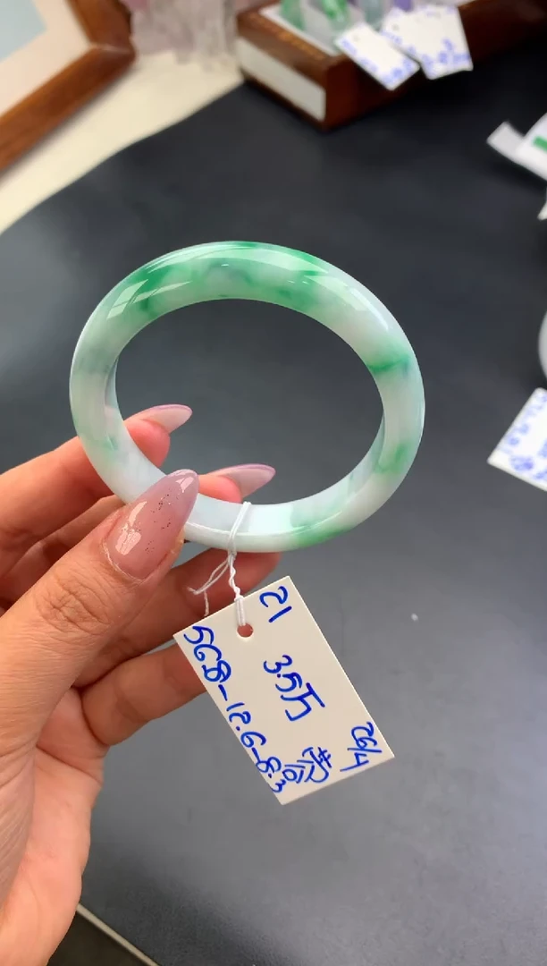 翡翠手镯未镶嵌玉手镯
