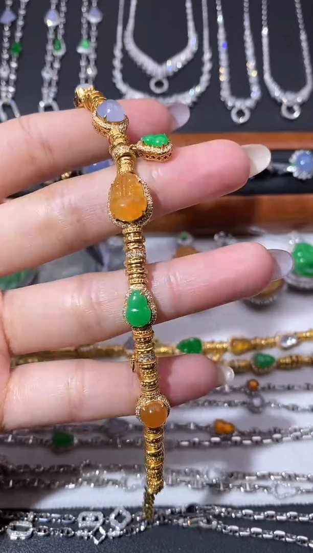 18K金镶嵌手链翡翠?**?盘缠尾款