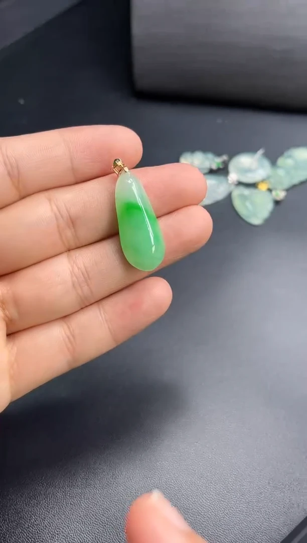 翡翠18K金镶嵌吊坠(不含链)多人