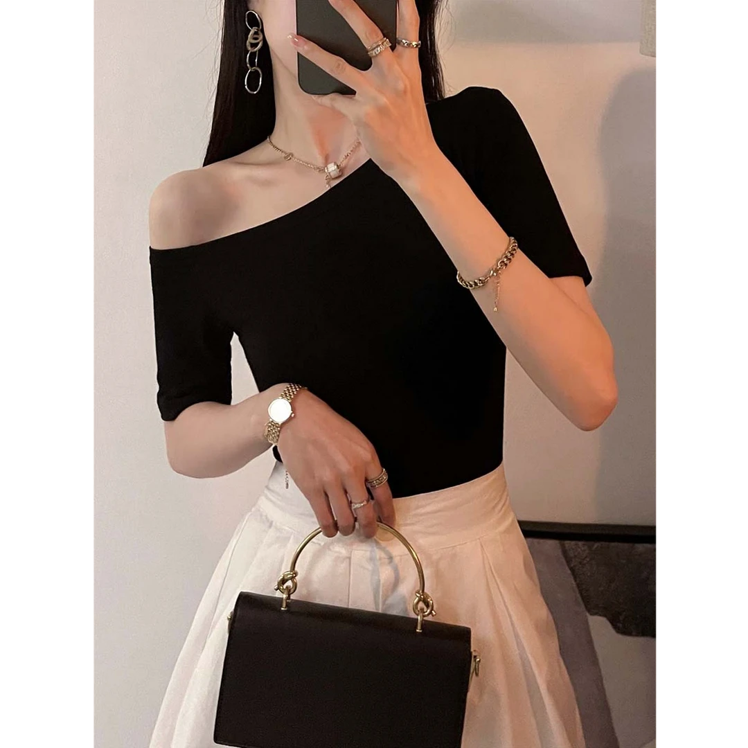 黑色斜肩辣妹一字肩上衣女夏季25新款设计感小众露肩短袖心机t恤