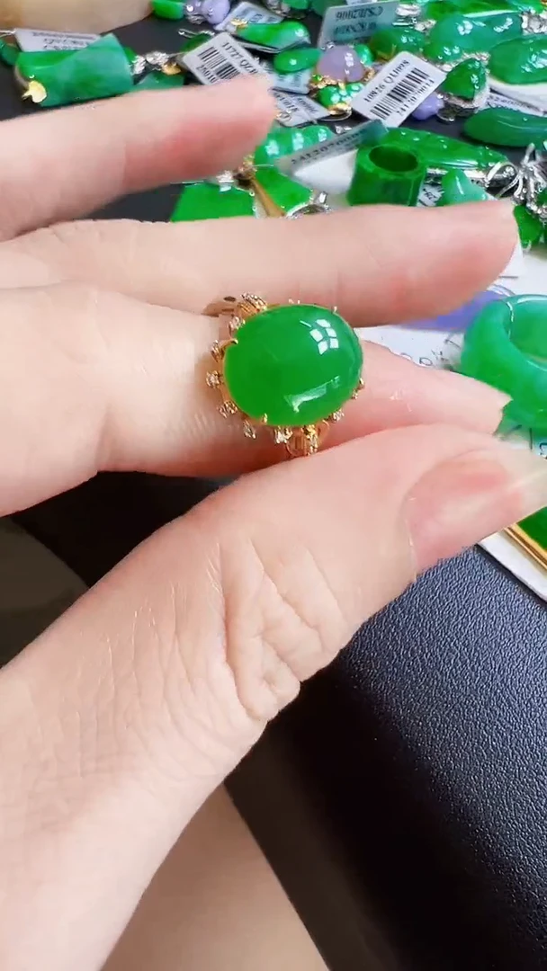 颈饰18K金镶嵌翡翠戒指