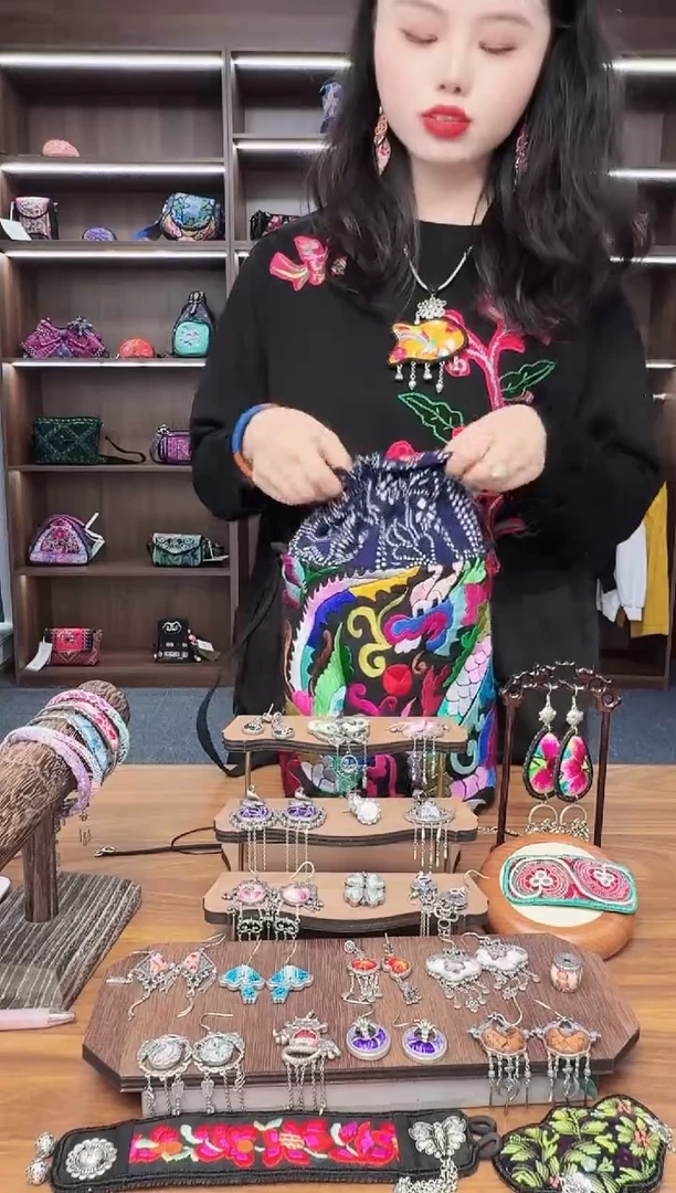 织绣48蒙阿苏苗绣传承店