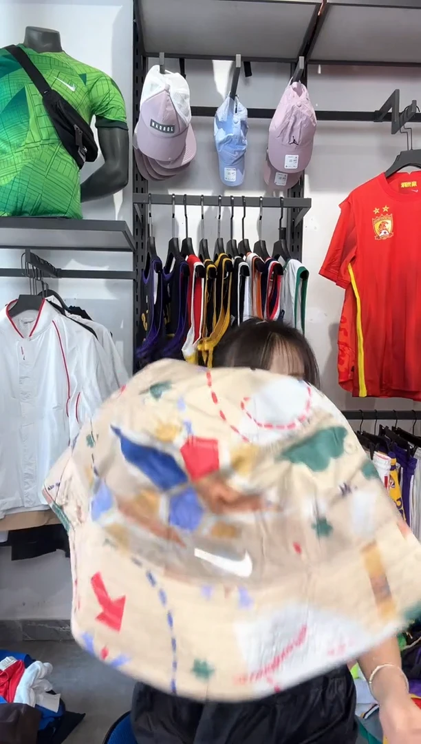 1812      编码 瑕疵款以直播间过款为准 尺码54