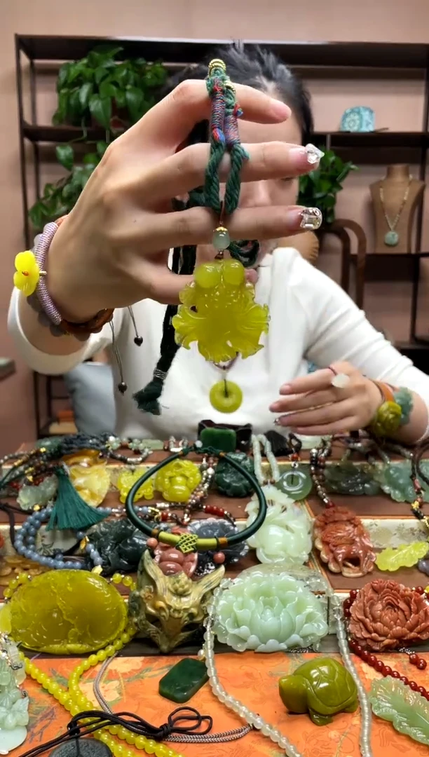 未镶嵌岫玉颈饰·