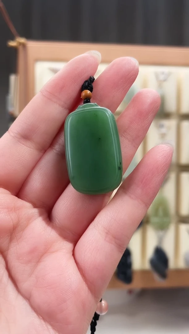 颈饰未镶嵌和田玉（碧玉）33*20*10.5毫米乌兰海碧玉无事牌