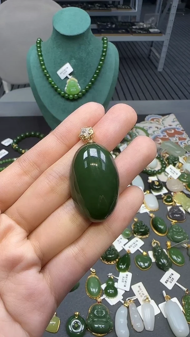 18K金镶嵌和田玉挂件1