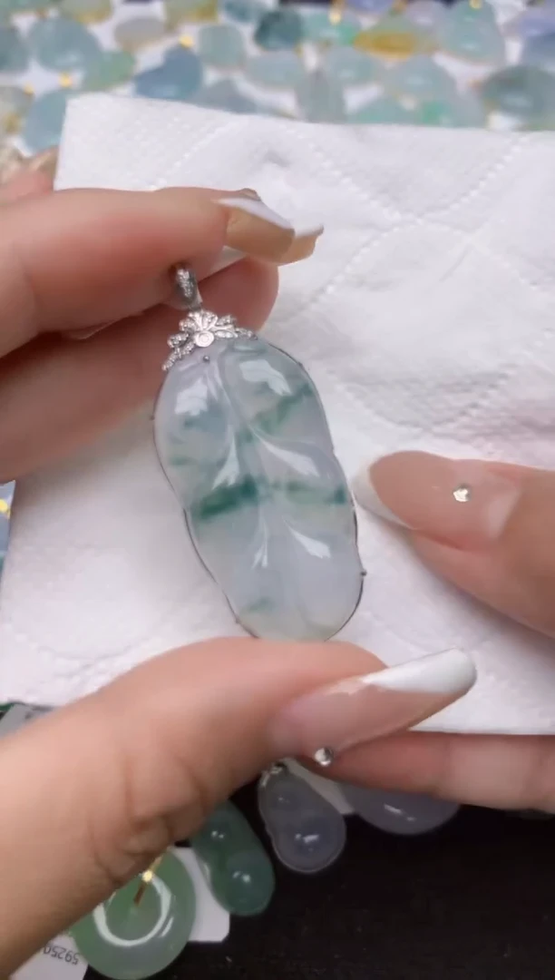 翡翠18K金镶嵌颈饰天然缅甸A货翡翠