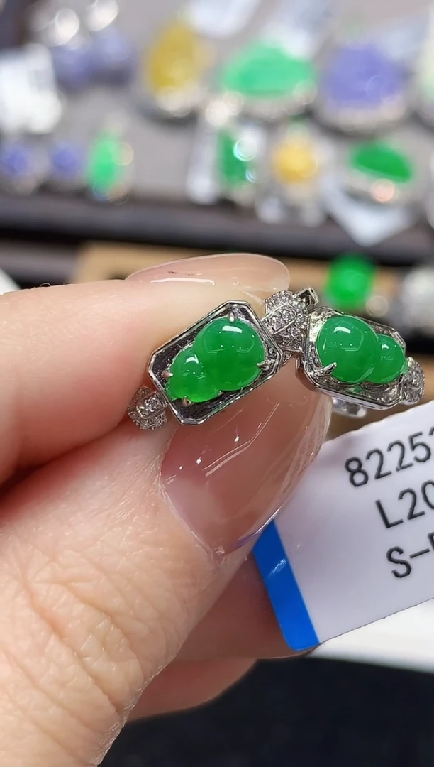 18K金镶嵌翡翠耳饰多样性发其一