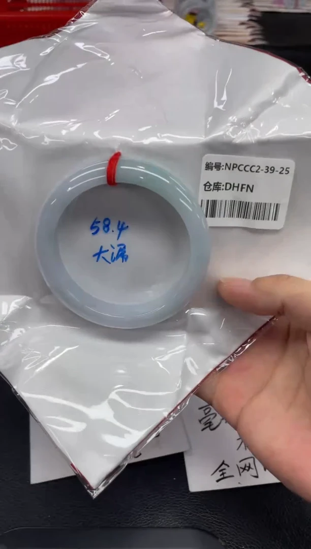翡翠手镯未镶嵌翡翠手镯