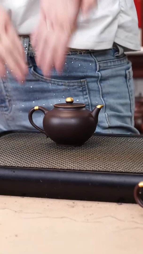 茶壶紫砂四号井茄皮紫泥描金宫灯150cc