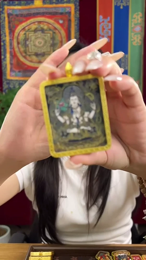 吊坠四臂观音黑金唐卡