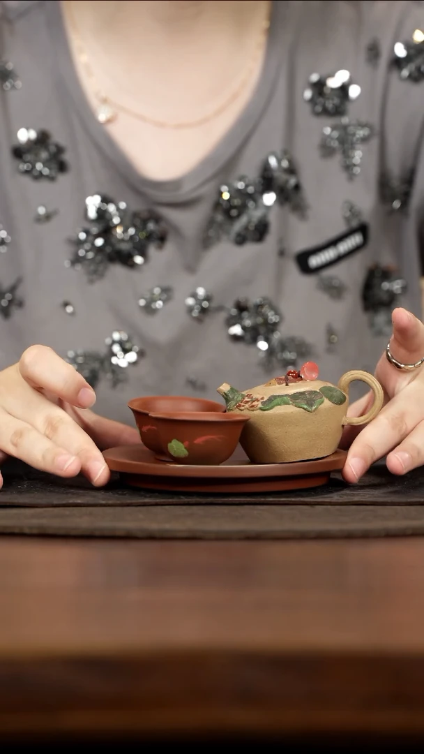 紫砂茶叶罐莲蓬钮扣金玉满堂壶+朱泥壶承+一对主人杯