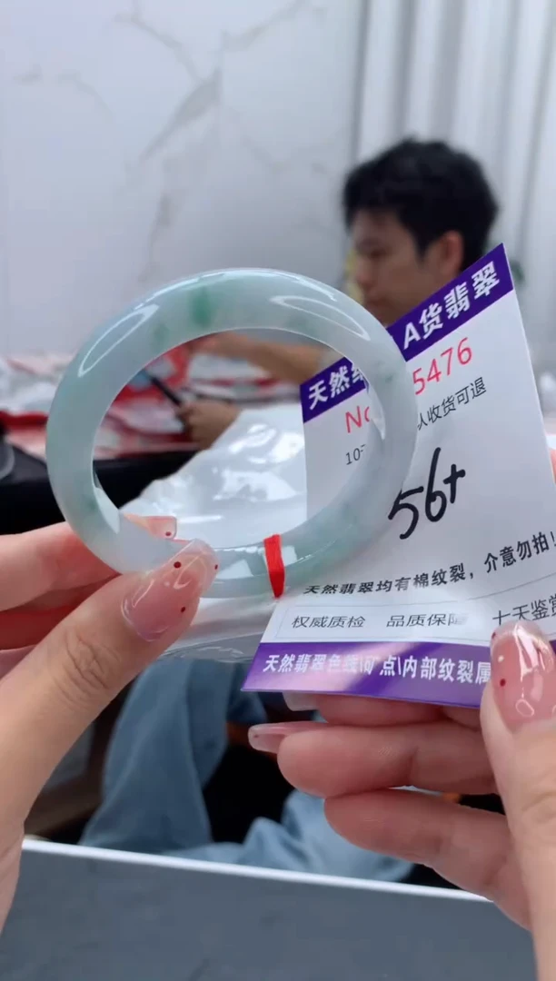 未镶嵌手镯翡翠有纹，完美者勿拍