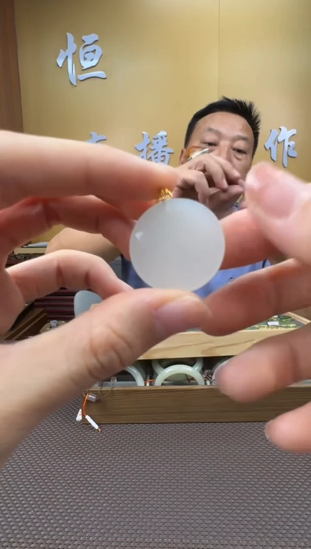 和田玉18K金镶嵌颈饰挂件