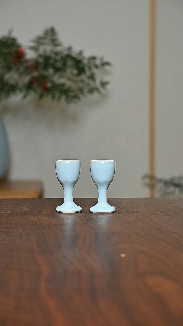 高酒杯2只 天青 微瑕 无款