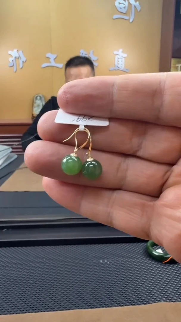 颈饰18K金镶嵌和田玉耳饰一对