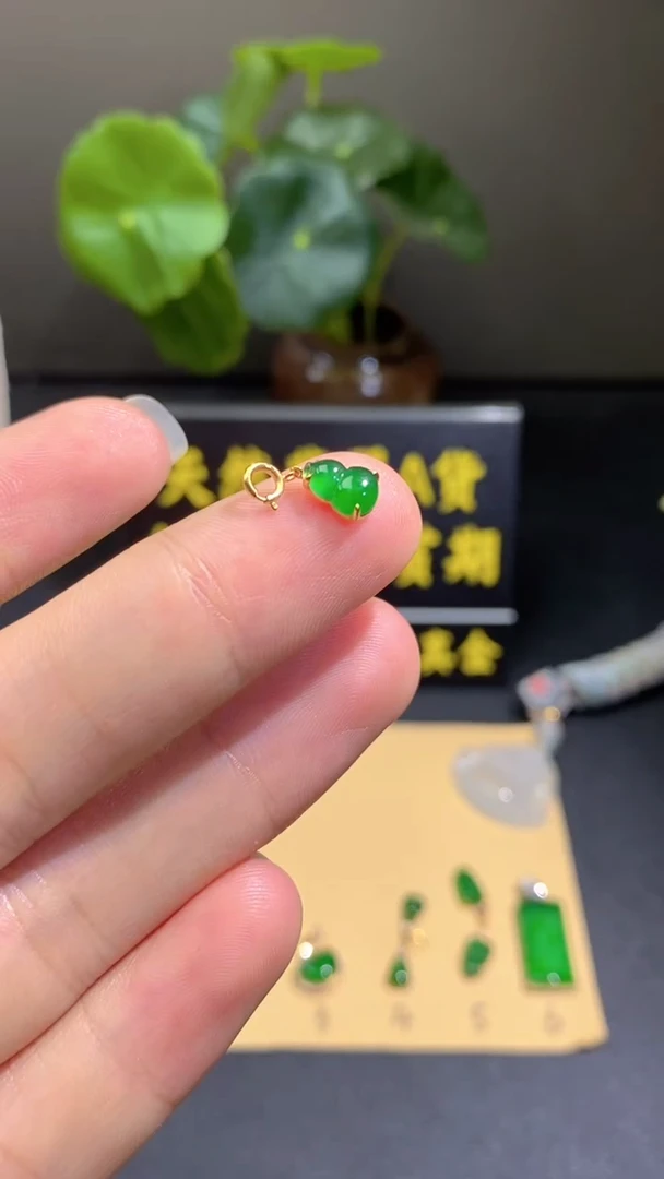 颈饰18K金镶嵌翡翠翡翠A货