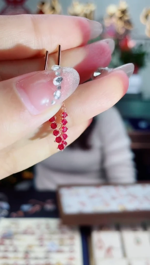 【闪购商品】红宝石耳饰银S925镶嵌耳饰