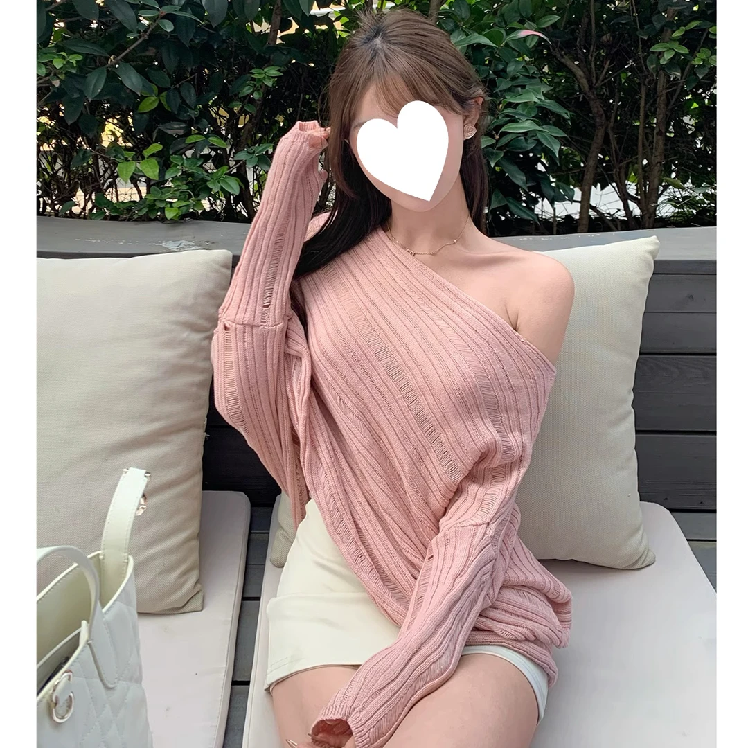 纯欲风性感斜肩上衣女秋季高级感设计感露肩镂空长袖粉色针织衫女