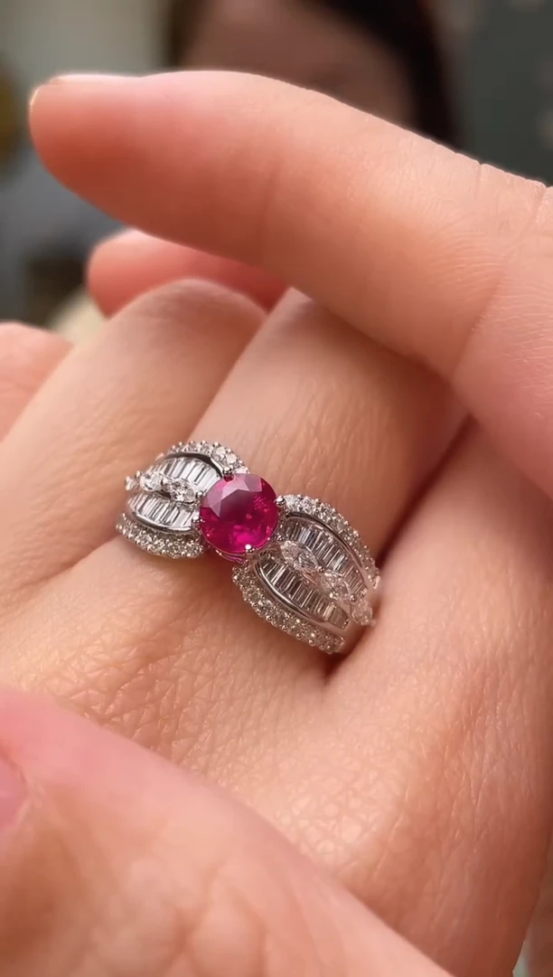 18K金镶嵌戒指红宝石缅甸鸽血红主石：0.83ct