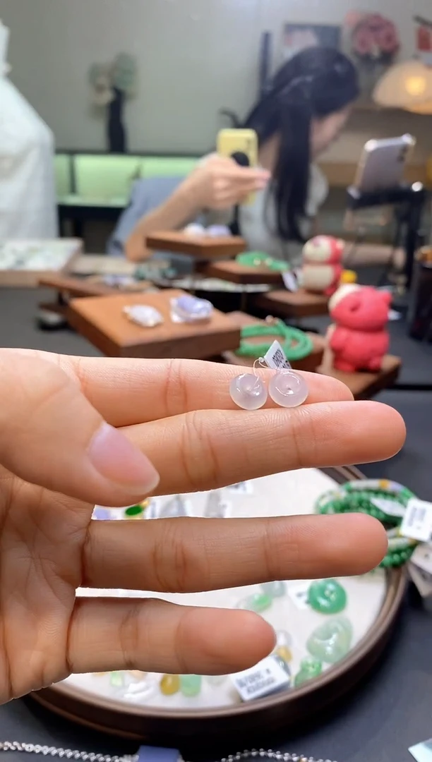 翡翠未镶嵌颈饰平安扣