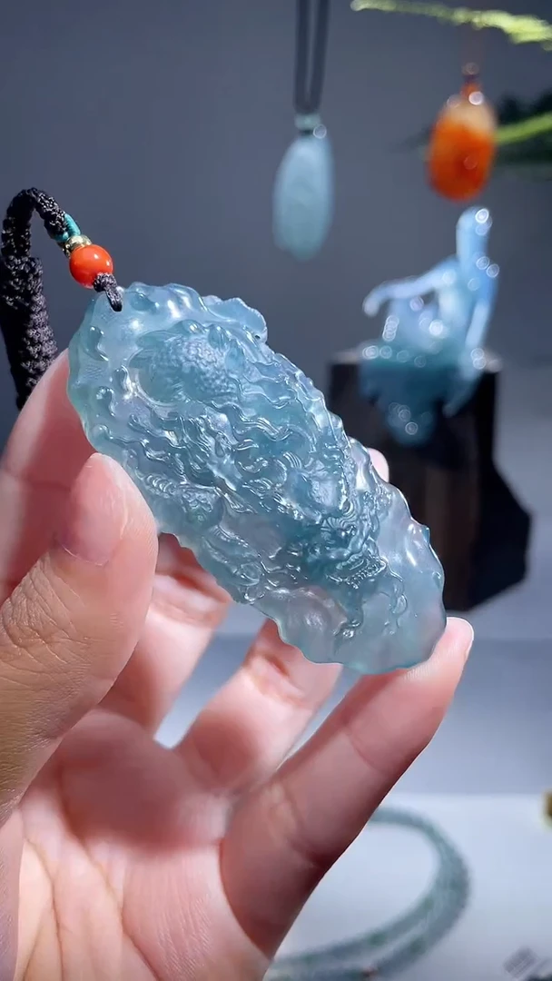 颈饰未镶嵌翡翠龙牌