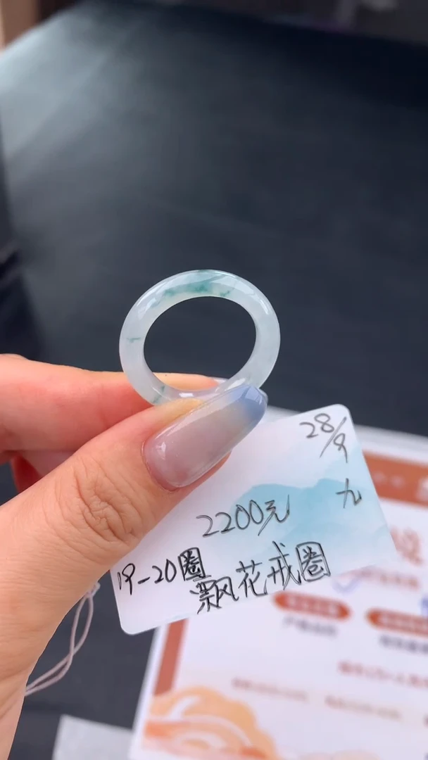 未镶嵌戒指翡翠自带#送人#，联系客服核对地址~